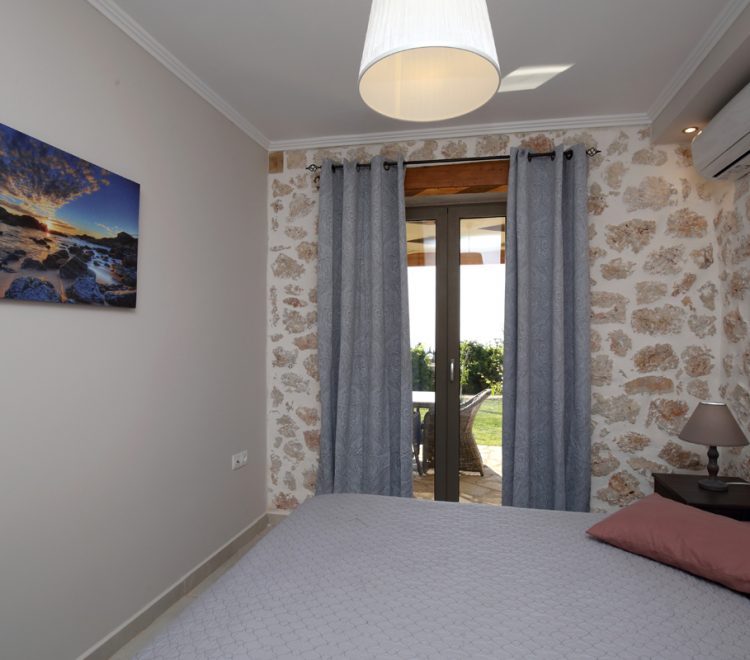 apartment-hro-tsoukalades-lefkada-bedroom-with-balcony