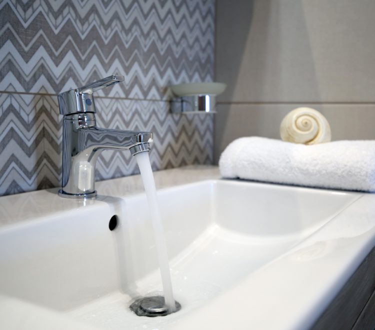 apartment-irida-tsoukalades-lefkada-bathroom-with-towel-and-seashell