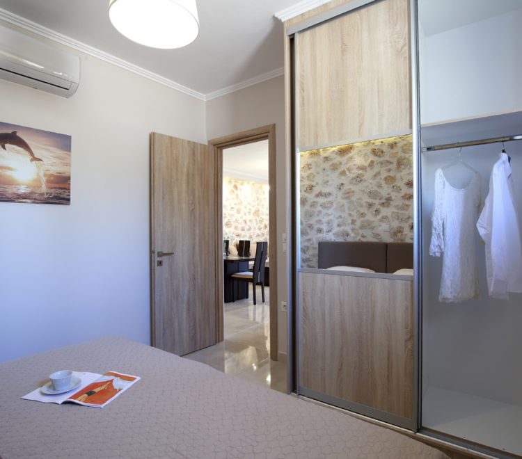 apartment-irida-tsoukalades-lefkada-bedroom-with-bathrobes