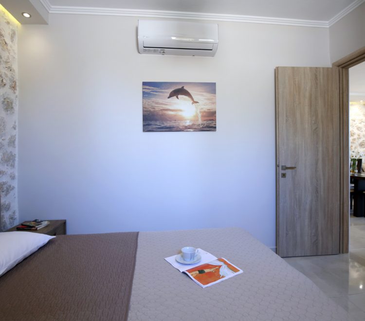 apartment-irida-tsoukalades-lefkada-bedroom-with-living-area-access
