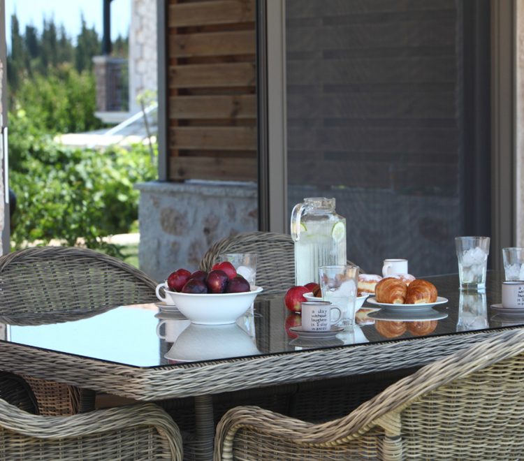 apartment-irida-tsoukalades-lefkada-outdoor-dining-setting-750x660